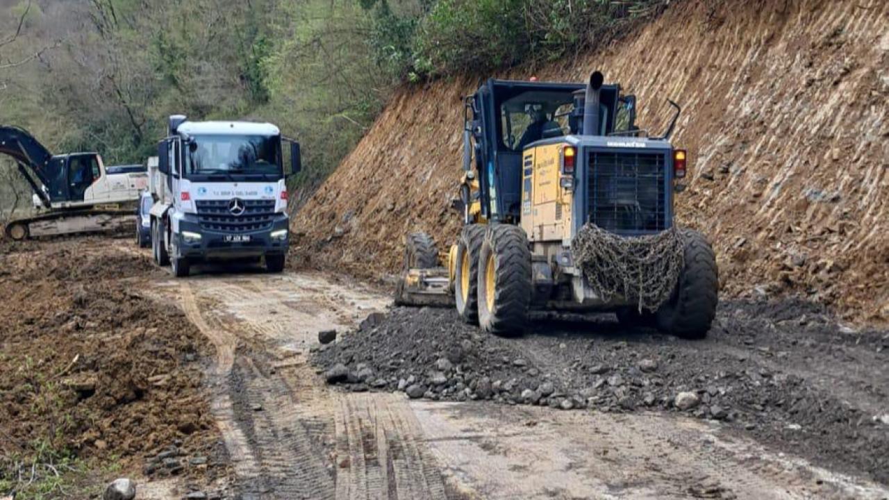Türkeli'de heyelan sonrası köy yolu güvenli hale getirildi