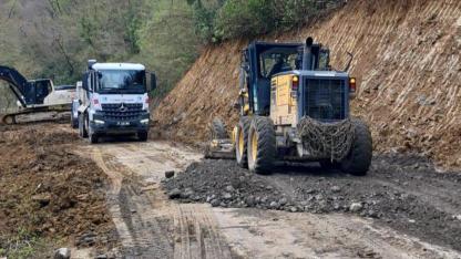 Türkeli'de heyelan sonrası köy yolu güvenli hale getirildi