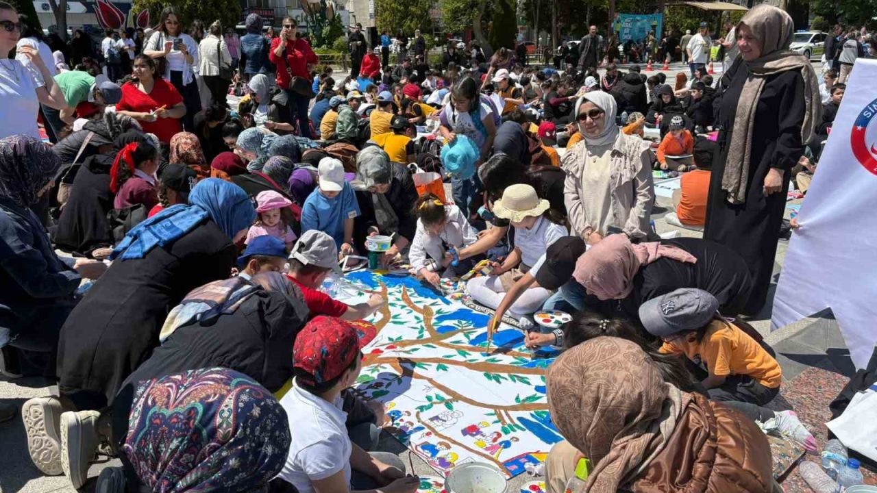 2 bin 200 öğrenci sanat festivalinde 50 metrelik dev brandayı boyadı