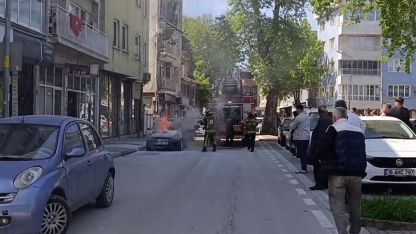 Park halindeki otomobil alev alev yandı