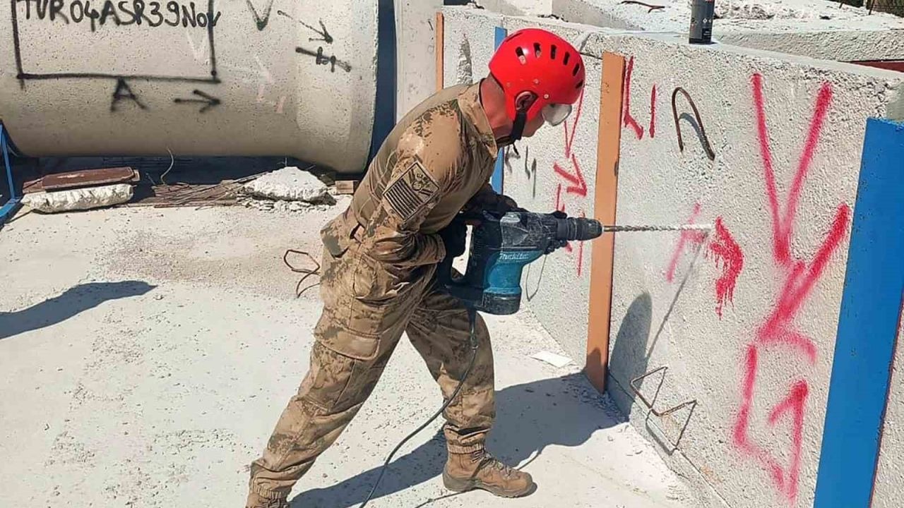AFAD’dan askeri personele enkazda arama kurtarma eğitimi
