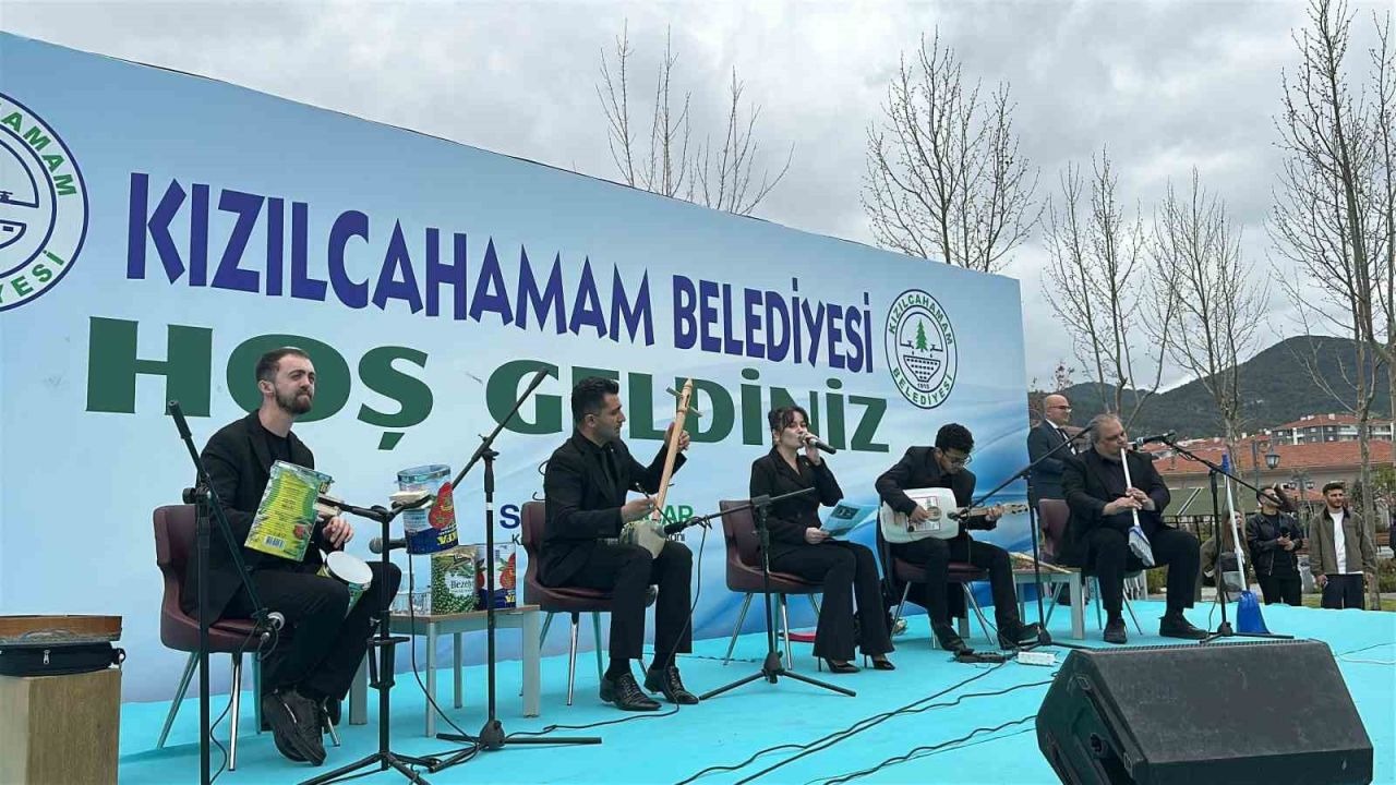 Atıklardan yaptıkları müzik aletleri ile konser verdiler