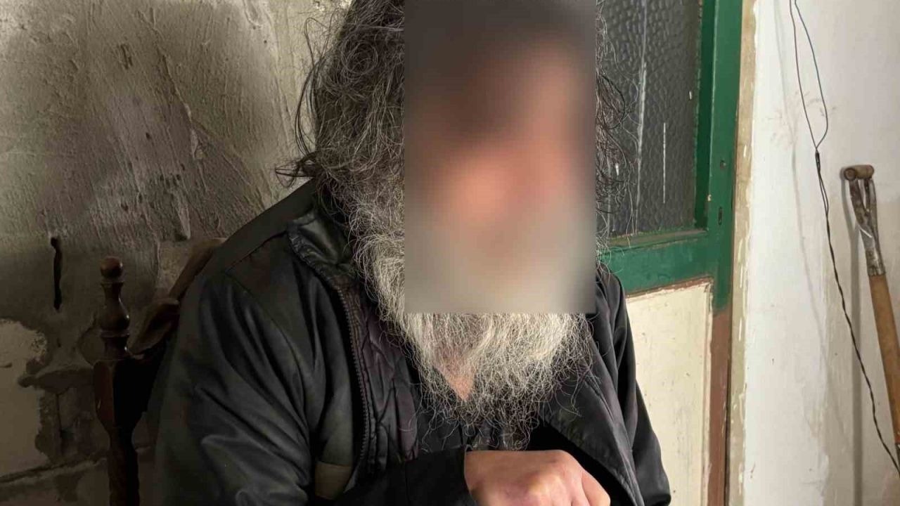 Çöp evin altından dram çıktı: "Bir senedir dışarı çıkmıyorum"