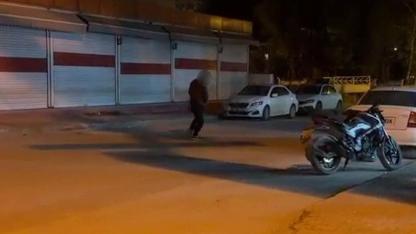 Madde bağımlısı yolun ortasında yalpalayarak ilerledi