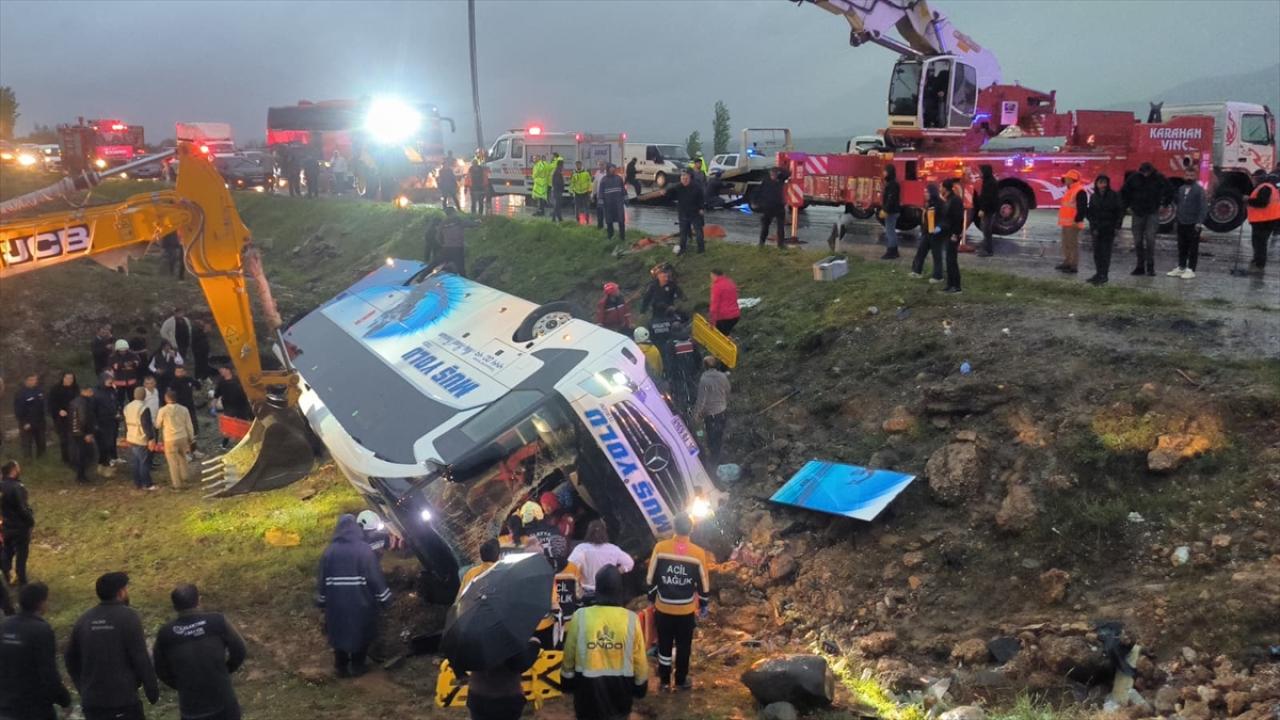 Malatya'da otobüsün şarampole devrilmesi sonucu 4 kişi öldü, 15 kişi yaralandı