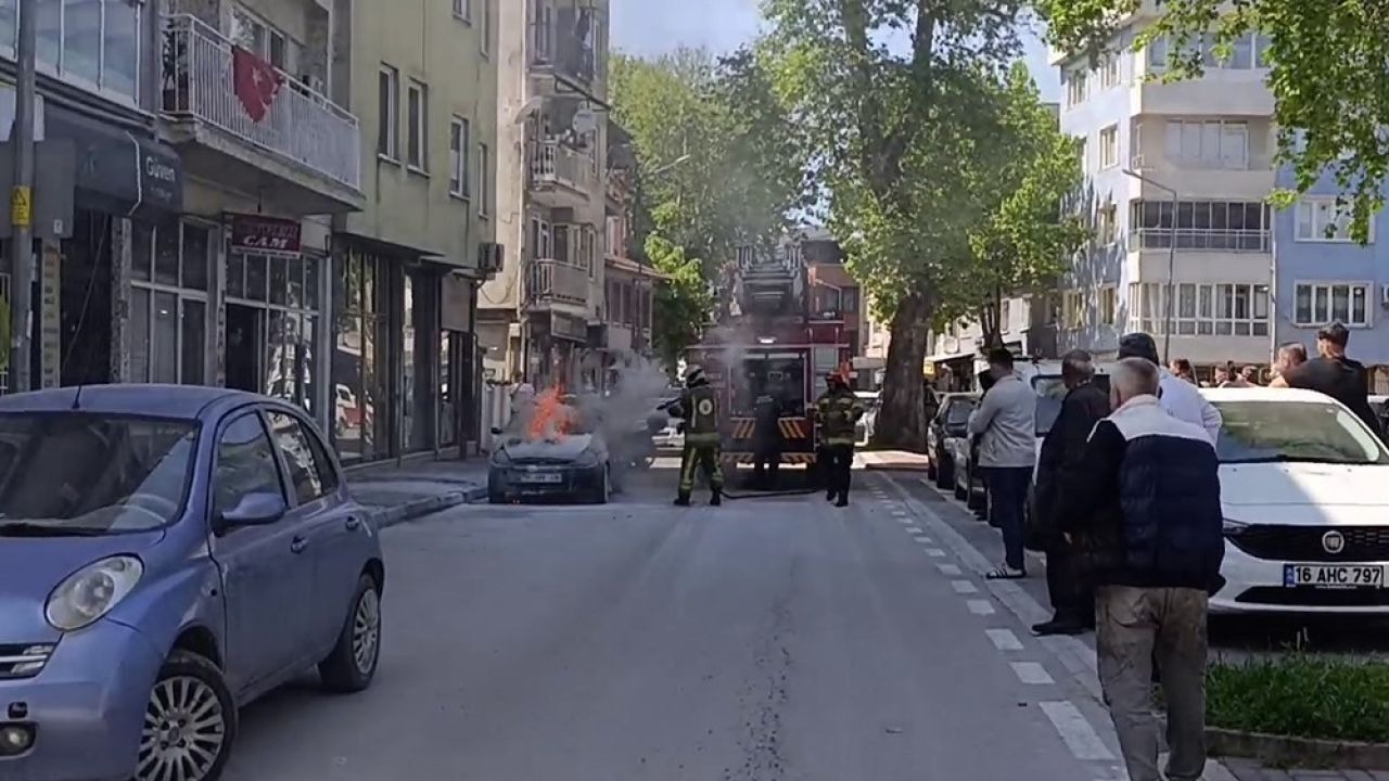 Park halindeki otomobil alev alev yandı