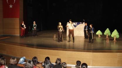 Sinop’ta öğrencilerden “Köroğlu Destanı” performansı