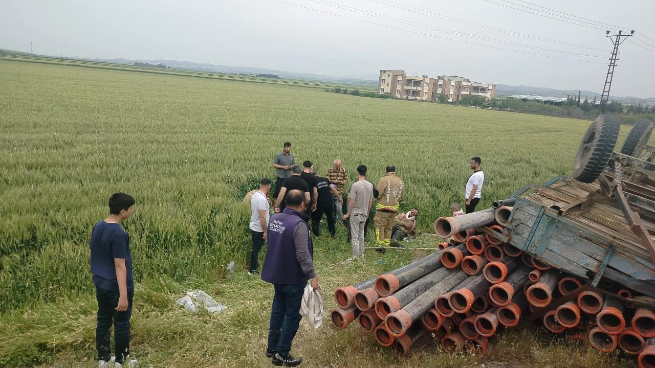 Römork devrildi, 4 kişi tarlaya uçtu