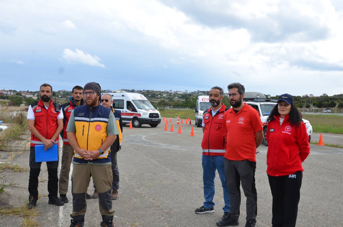Ambulans sürücüleri gerçek koşullarda denendi