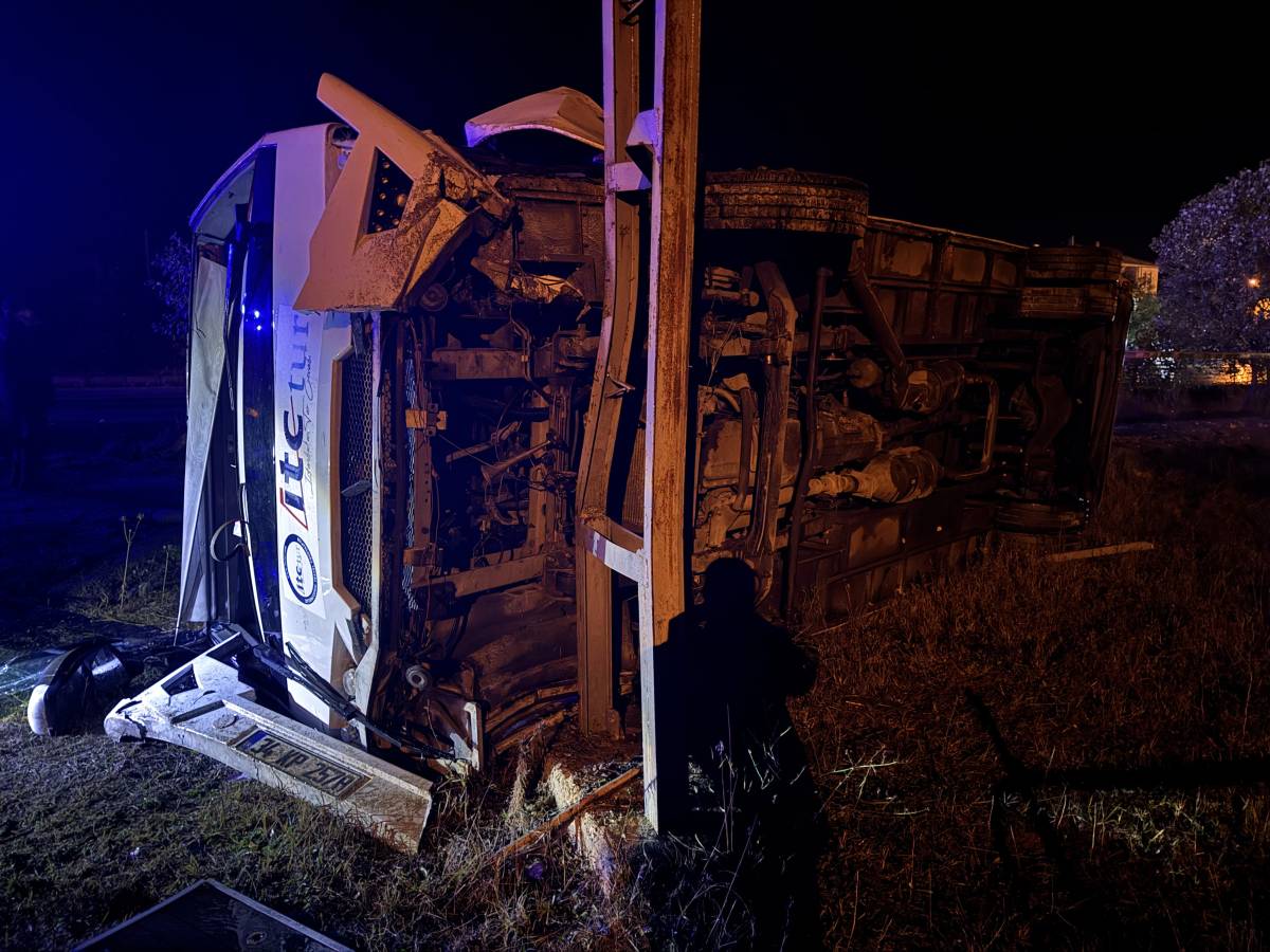 Sinop turundan dönen midibüs devrildi: 25 Yaralı