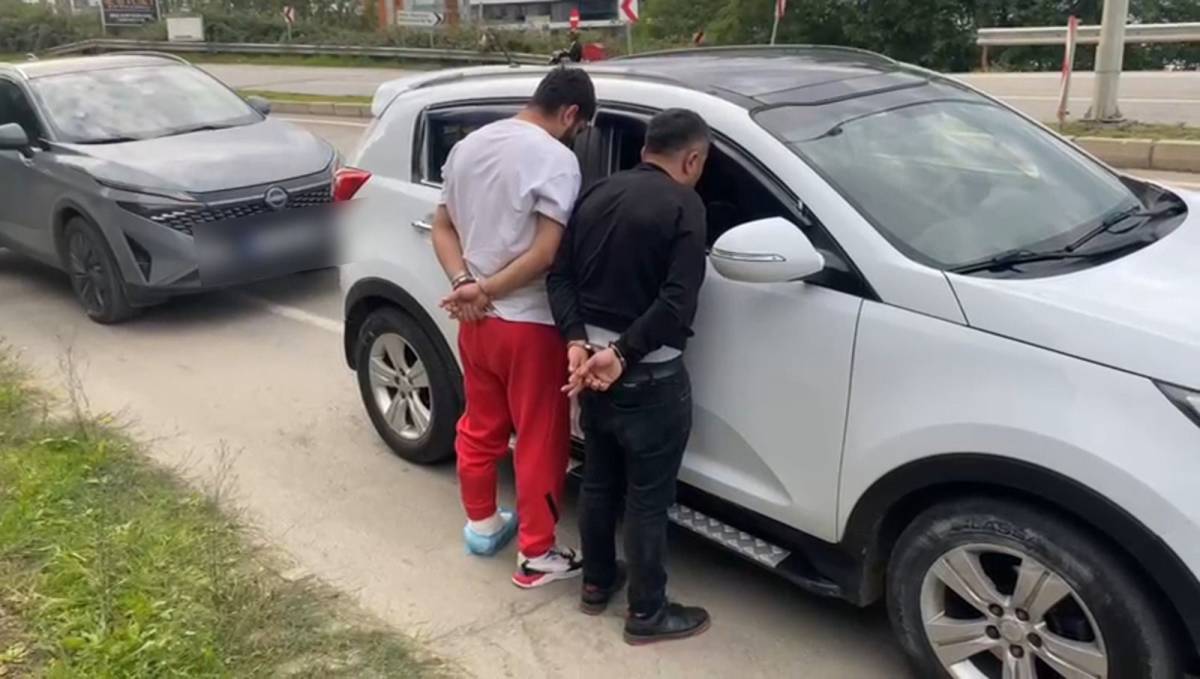 Durdurulan otomobilden uyuştucu çıktı: 2 gözaltı
