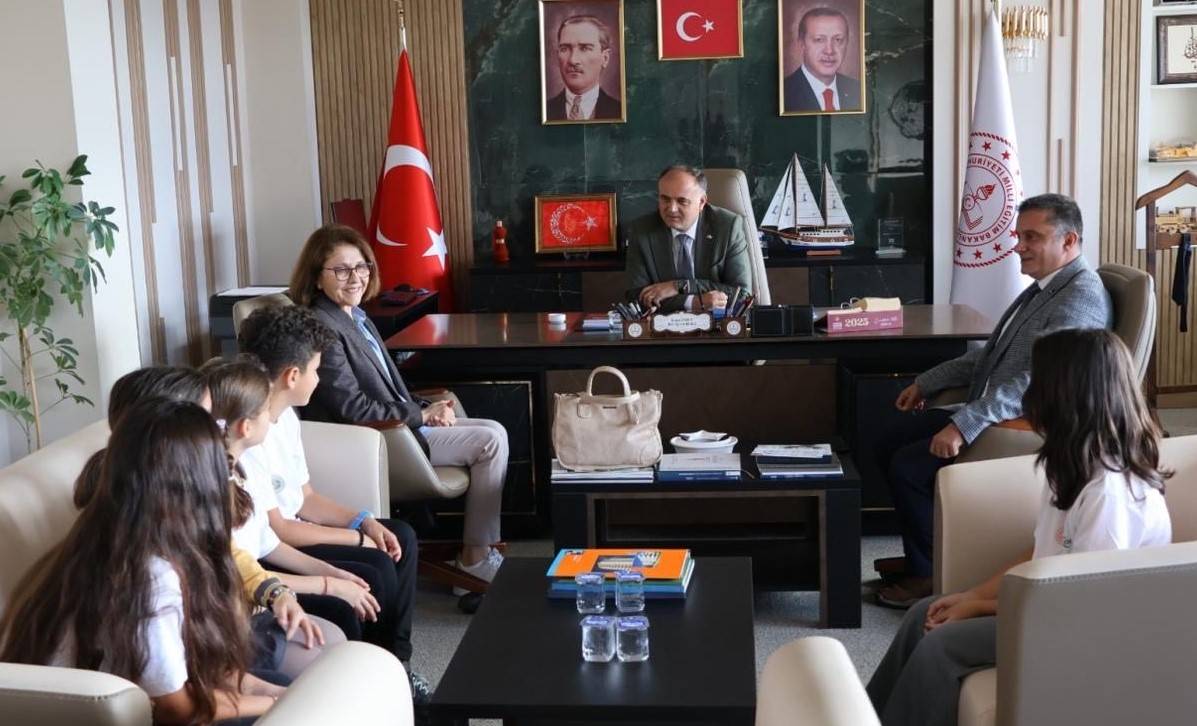 Zeytin temalı kitaplarıyla İl Müdürünü ziyaret ettiler