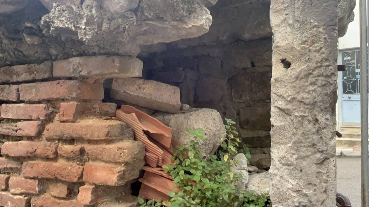 Sinop’taki tarihi çeşme kurtarılmayı bekliyor