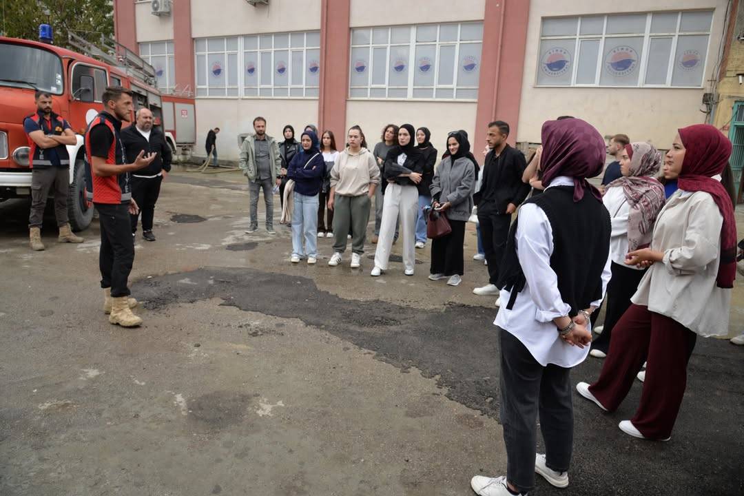 Deneyimli itfaiyecilerden uygulamalı eğitim