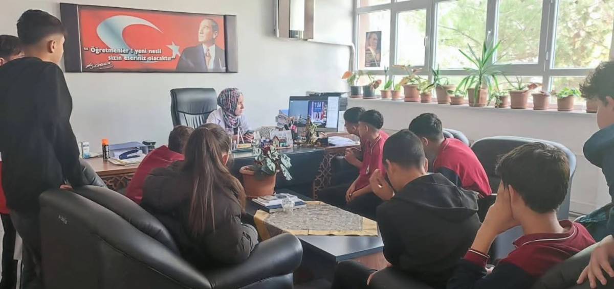 Sinop’ta Liseliler, ilk Türk astronot Gezeravcı ile hayallerini paylaşt