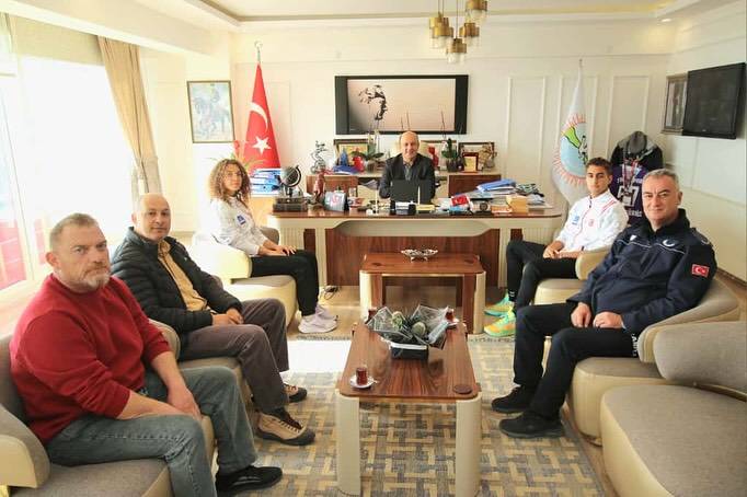 Avrupa Şampiyonu kürekçilerden Belediye Başkanı Gürbüz'e ziyaret