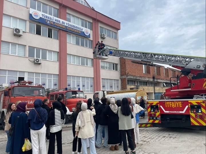 MYO öğrencileri itfaiyeciliği sahada öğrendi