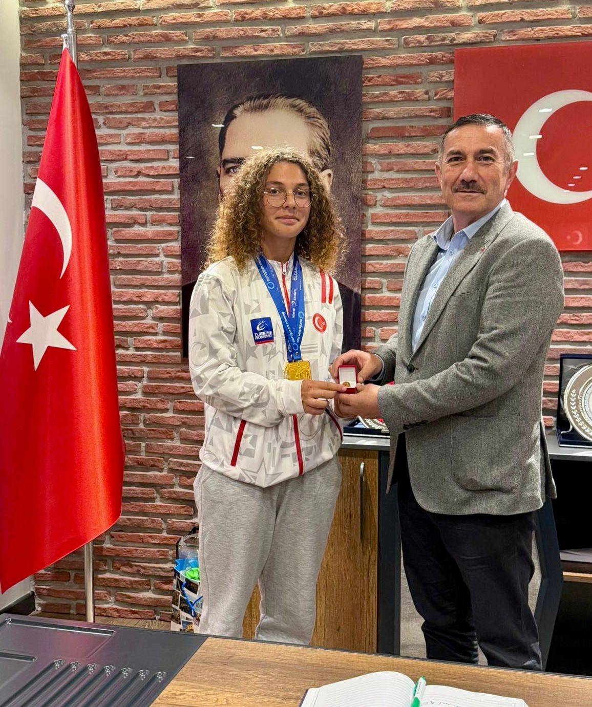 Avrupa Şampiyonu Kürekçilerden Başkan Üçüncüoğlu’na ziyaret