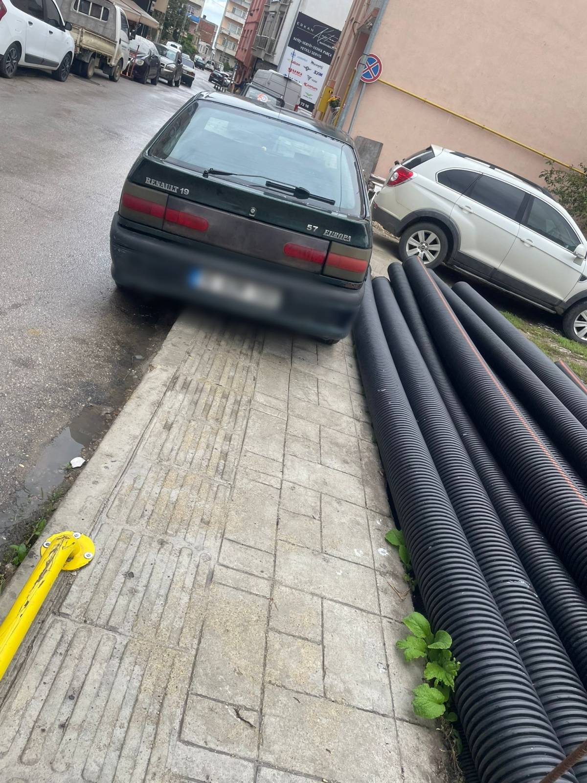 Kaldırıma park etti, yayaları yola itti