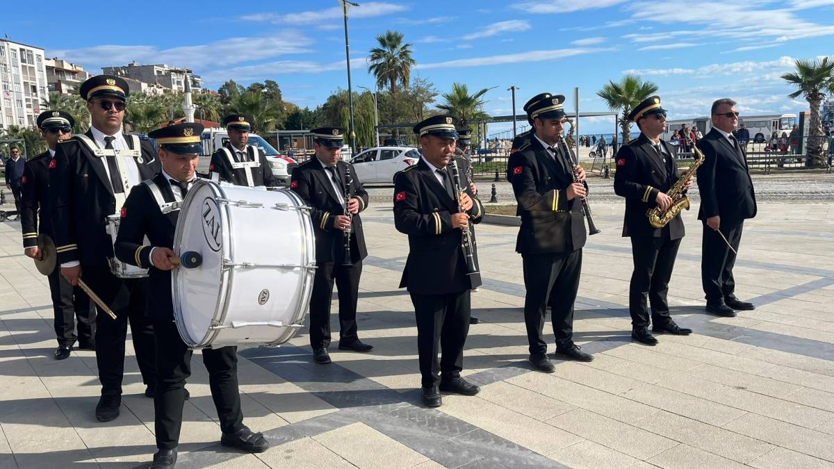 Sinop Barosu'ndan Atatürk Anıtı'na çelenk