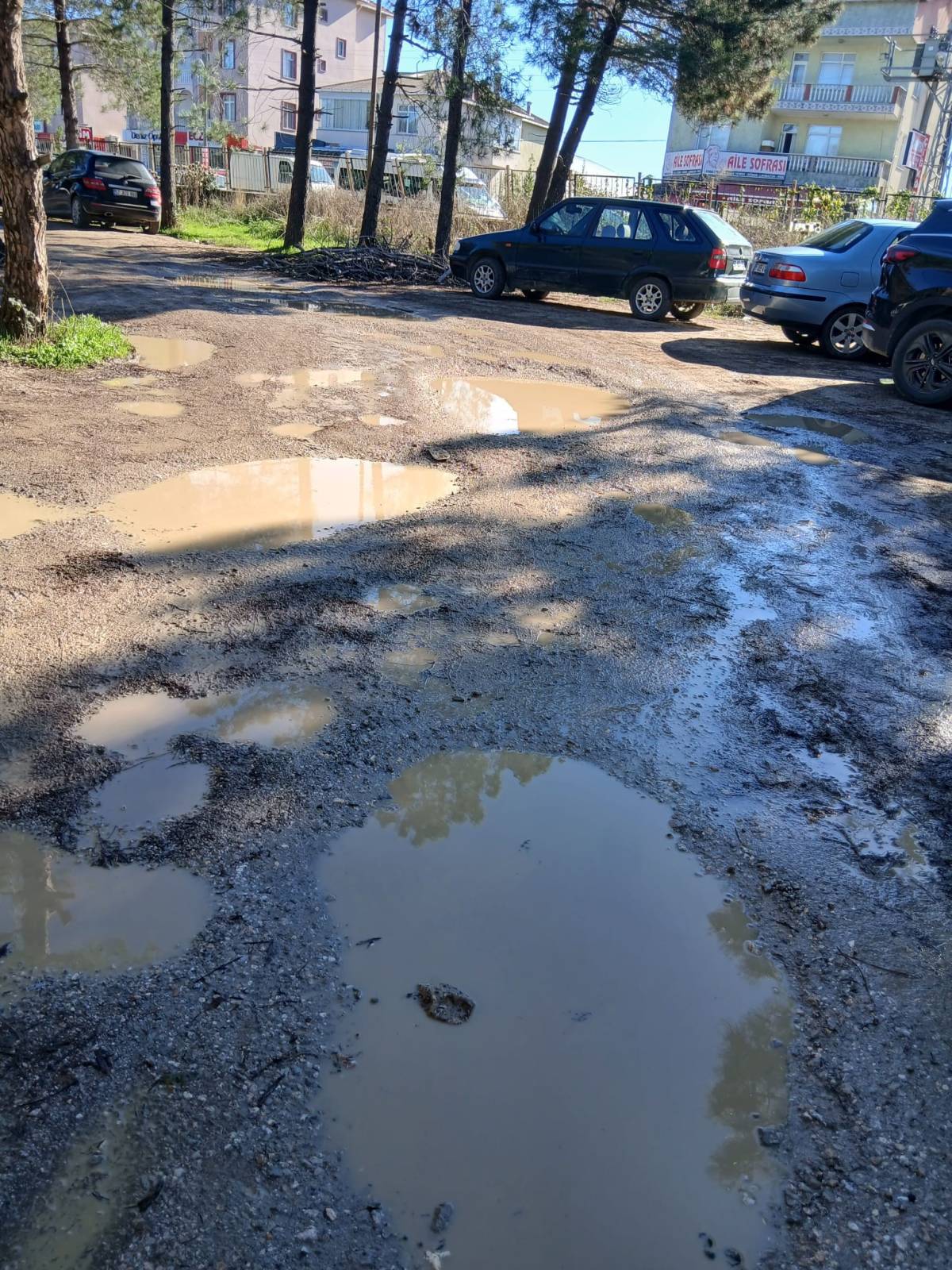 Su birikintileri vatandaşları zorluyor : ''Artık çakıl dökülsün!