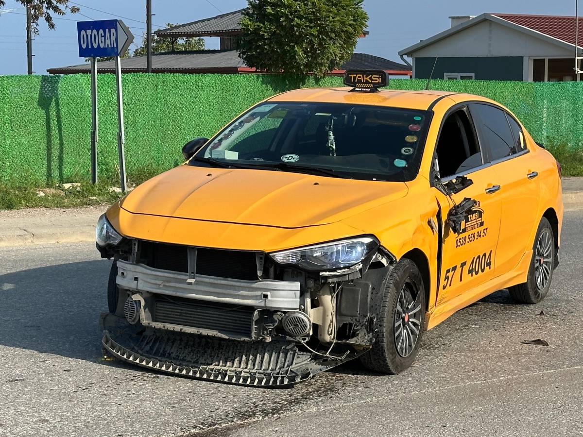 Sinop'ta ticari taksi ile motosiklet çarpıştı: 1 yaralı