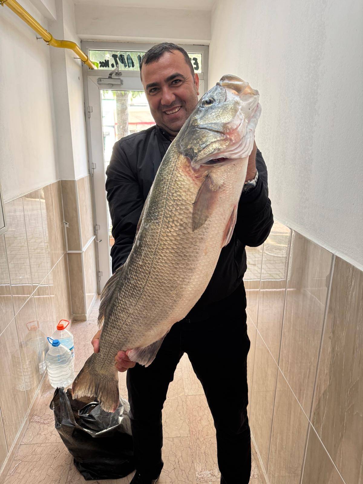 Sinop'ta amatör balıkçı oltayla yaklaşık 10 kilogramlık levrek yakaladı