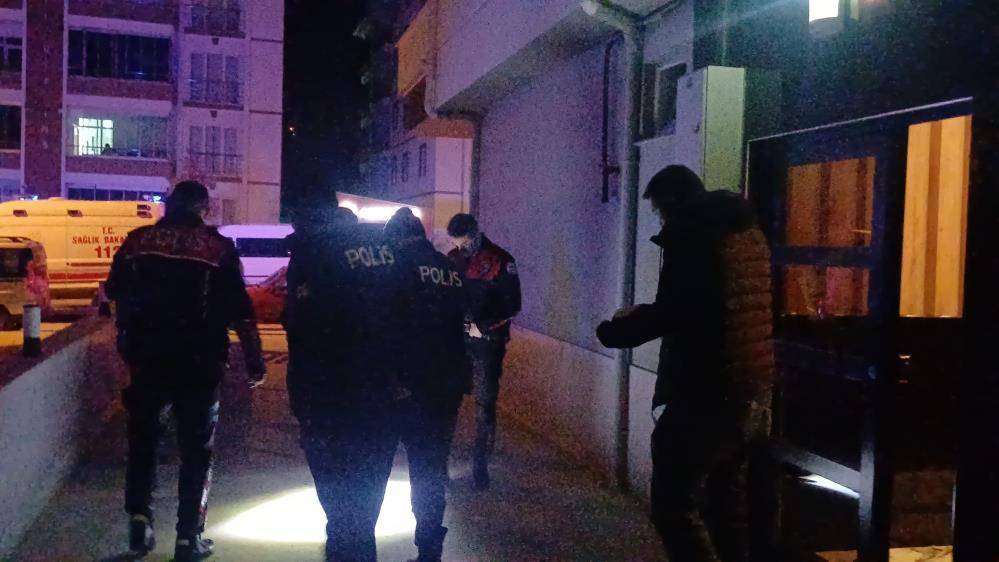 Silahlı saldırıya uğrayan genç ölmemek bina boşluğuna sığındı