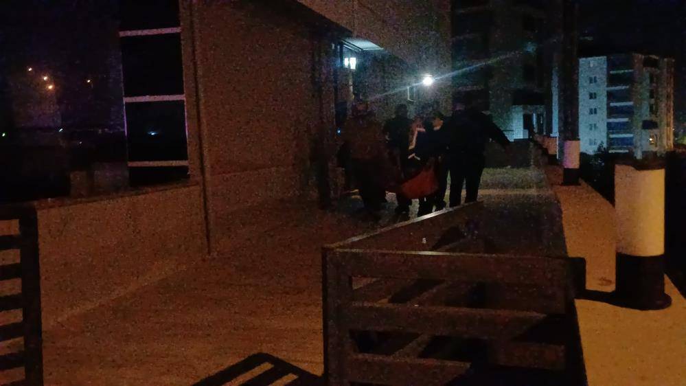 Silahlı saldırıya uğrayan genç ölmemek bina boşluğuna sığındı