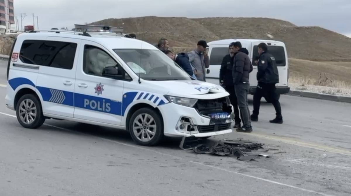 Ekip aracı ile hafif ticari araç çarpıştı: 1 polis yaralı