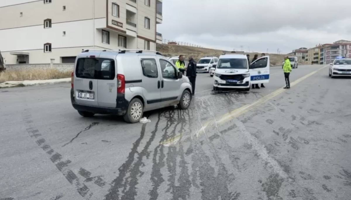 Ekip aracı ile hafif ticari araç çarpıştı: 1 polis yaralı