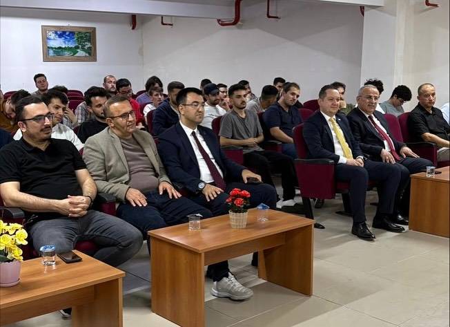 “Akademisyenin Yolculuğu” söyleşisi gençlerle buluştu