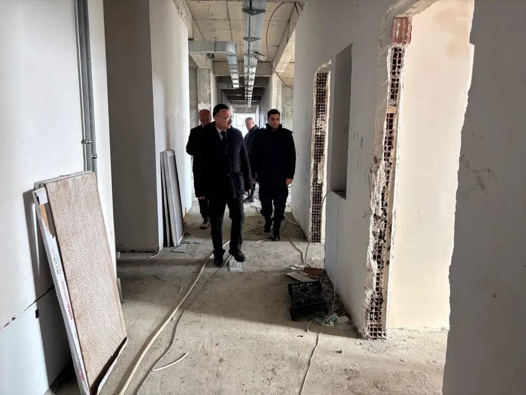 Kaymakam Yılmaz, yapımı devam eden Jandarma binasını inceledi