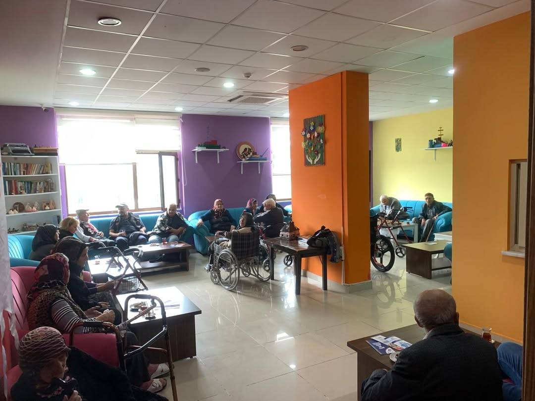 AFAD gönüllüleri yaşlıların yüzünü güldürdü