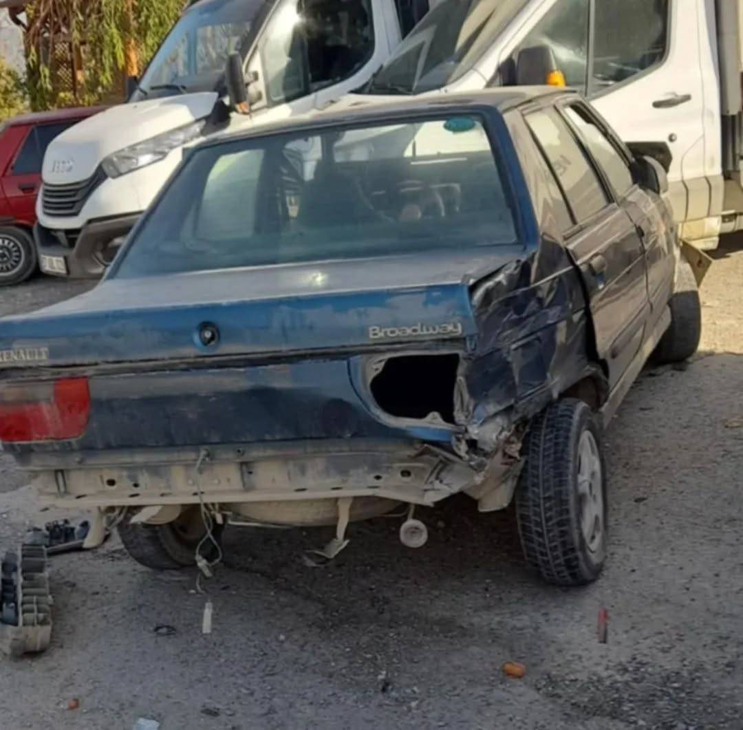 Kontrolden çıkan otomobil park halindeki araca çarptı: 2 yaralı