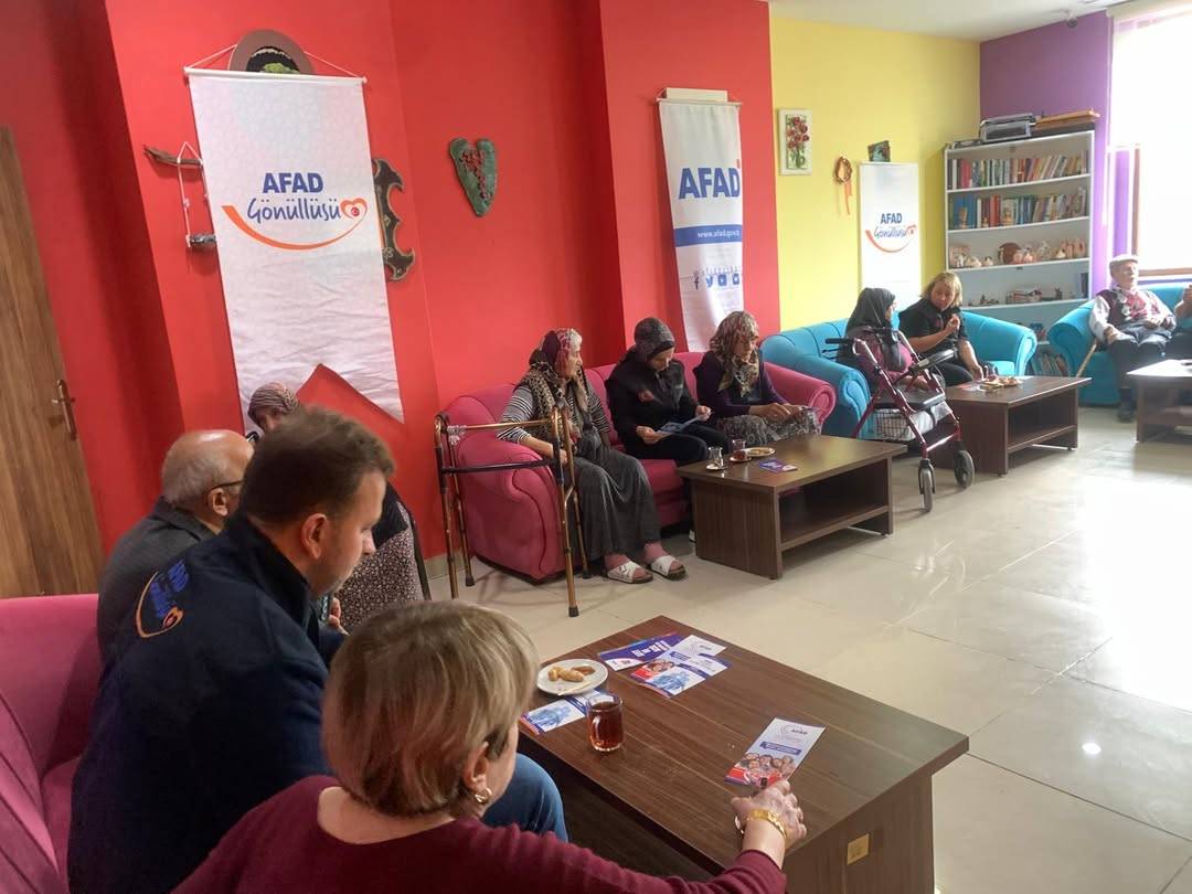 AFAD gönüllüleri yaşlıların yüzünü güldürdü