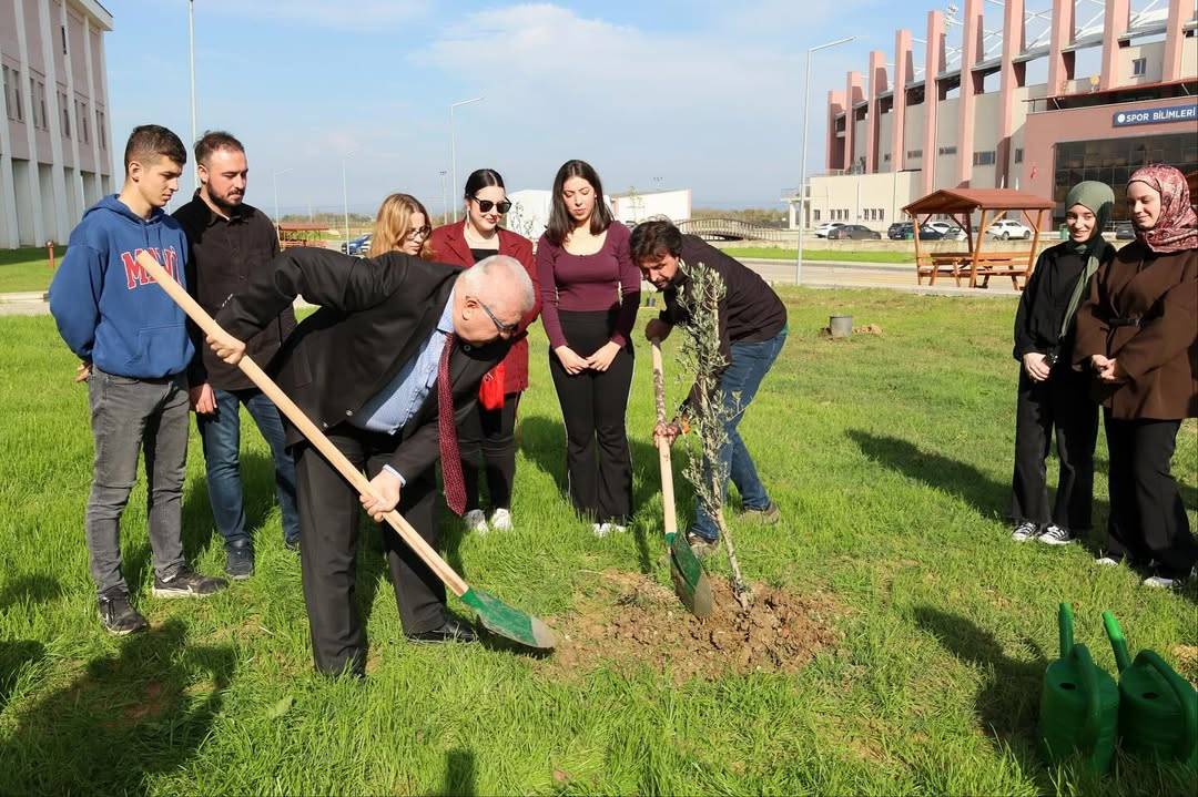 Sinop Üniversitesi’nde 150 fidan dikildi