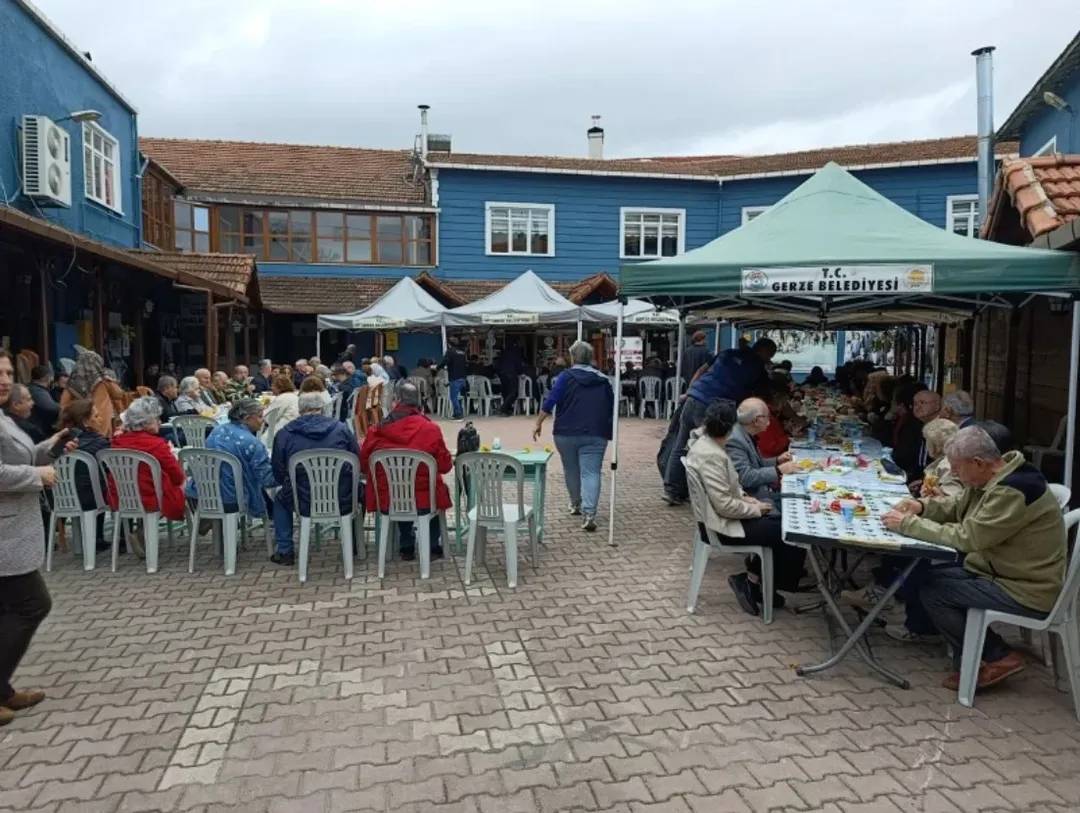 Gerze'de emekli öğretmenler onuruna özel yemek