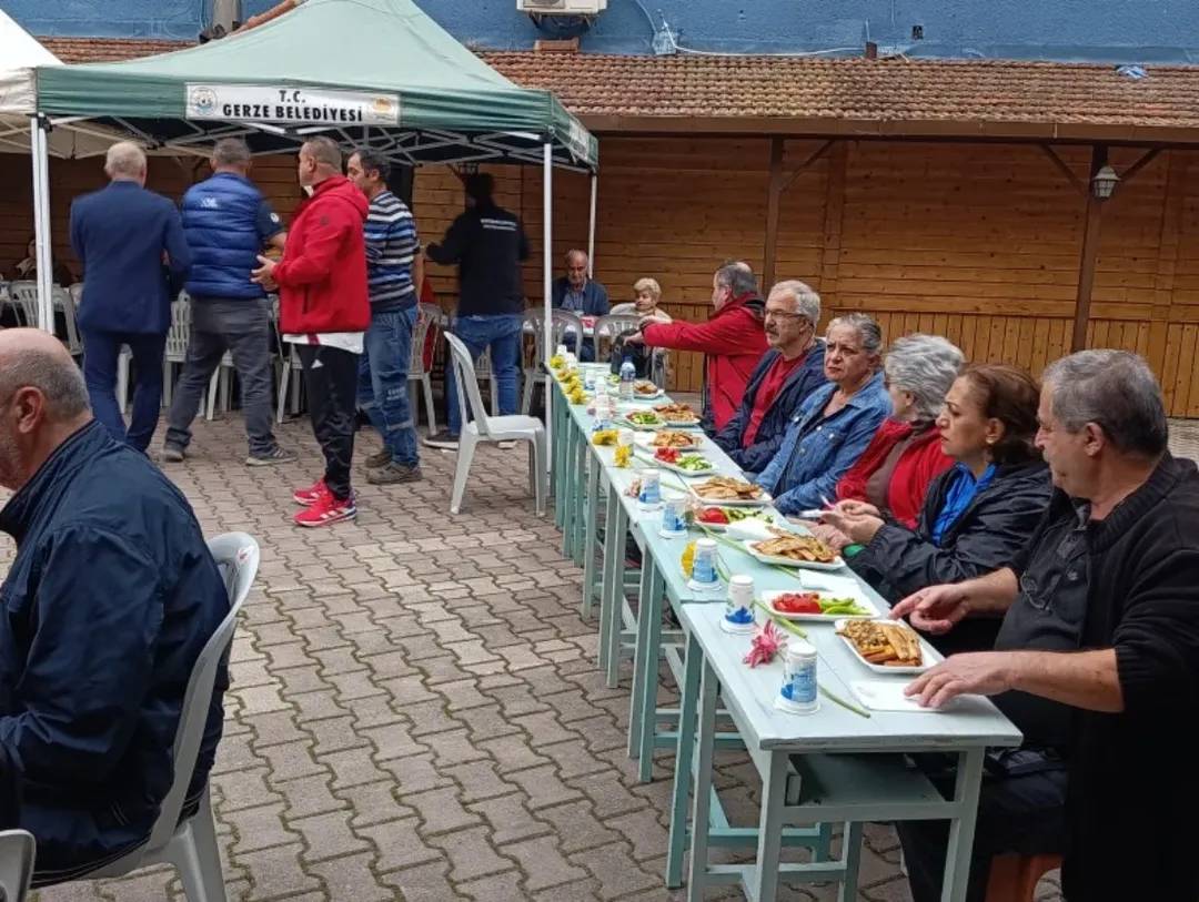 Gerze'de emekli öğretmenler onuruna özel yemek