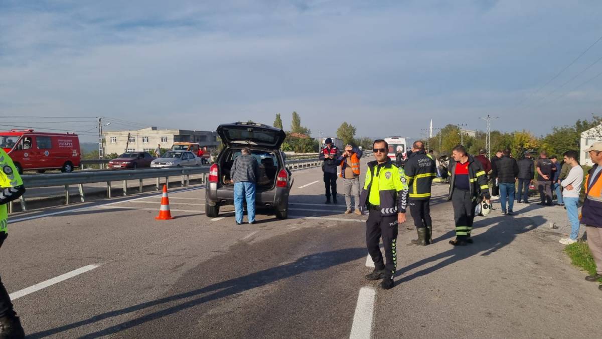 Sinop'ta otomobil traktöre arkadan çarptı: 2 yaralı