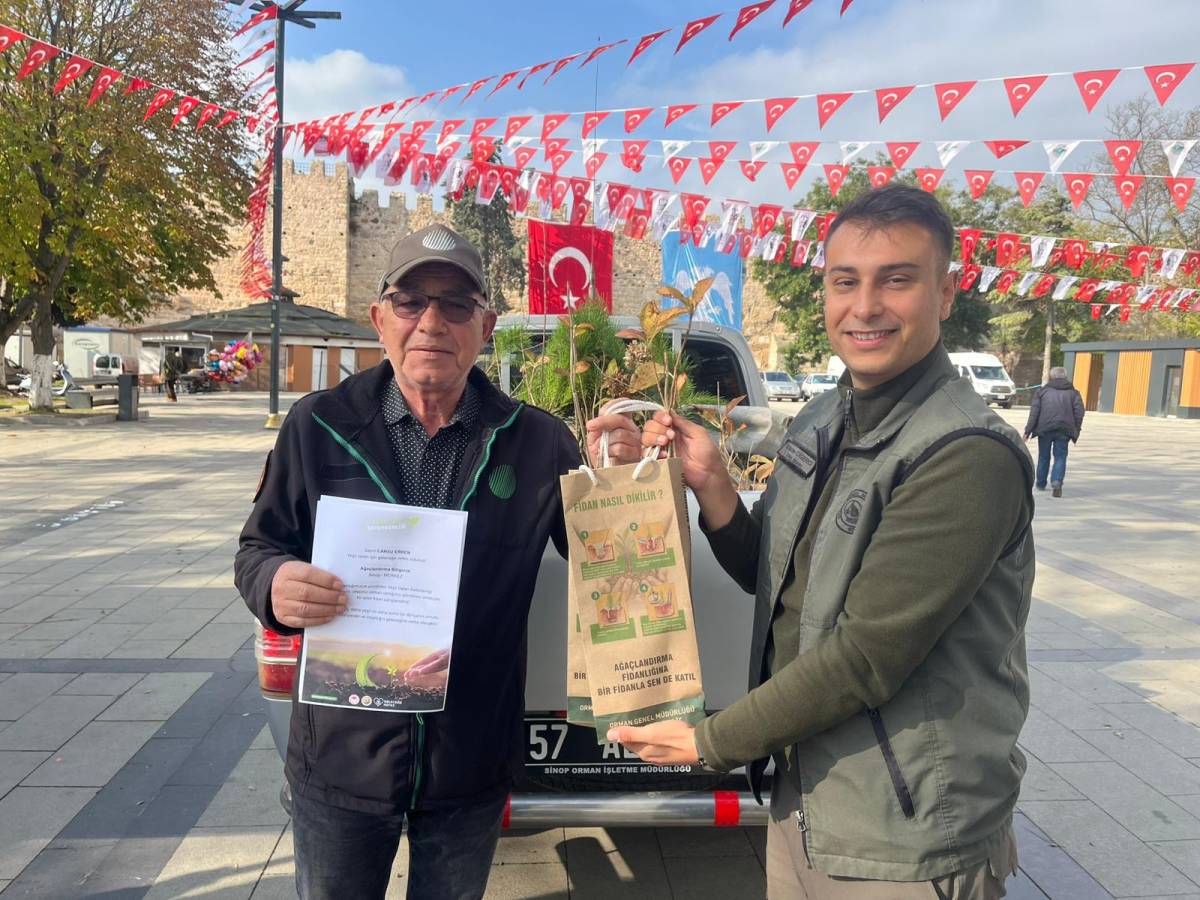 Sinop’ta “Yeşil Vatan Seferberliği” kapsamında vatandaşlara fidan dağıtıldı