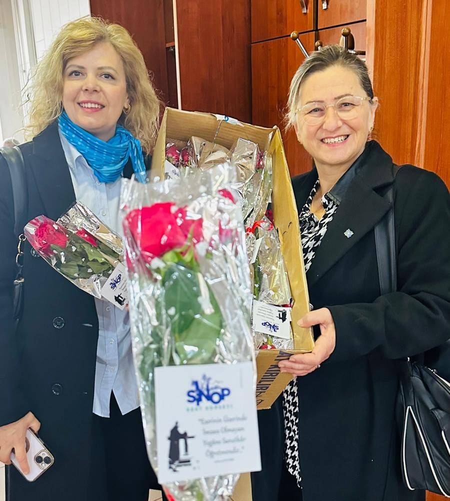 Sinop Kent Konseyinden öğretmenlere gül sürprizi