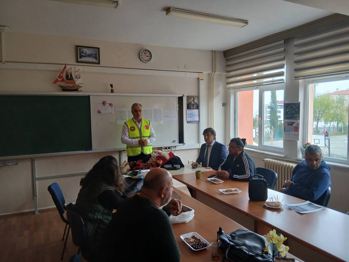 THK Sinop Şubesi’nden öğretmenlere karanfilli kutlama