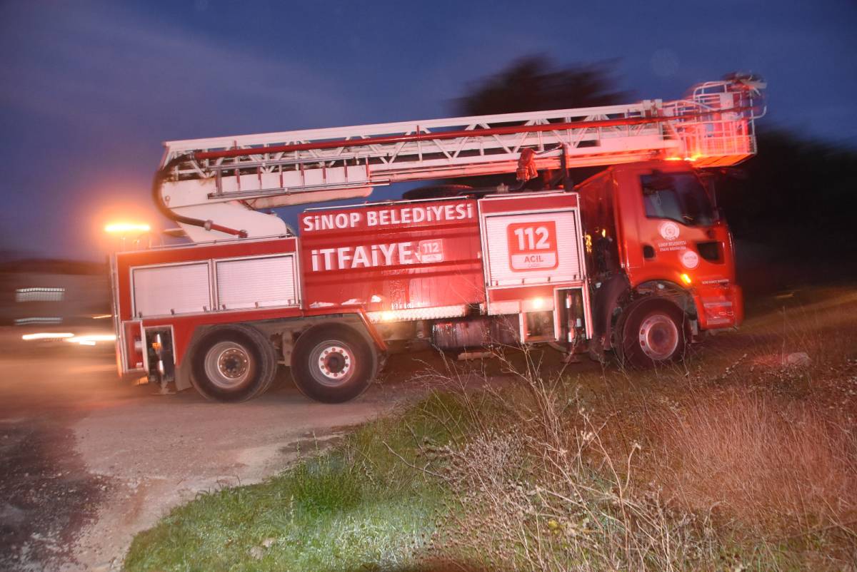 Bahçede plastik kablo yaktı, ekipleri harekete geçirdi