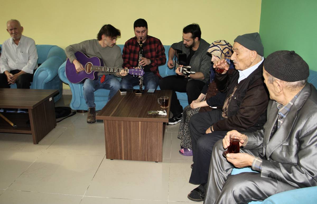 Gençler çaldı, Ulu Çınarlar oynadı