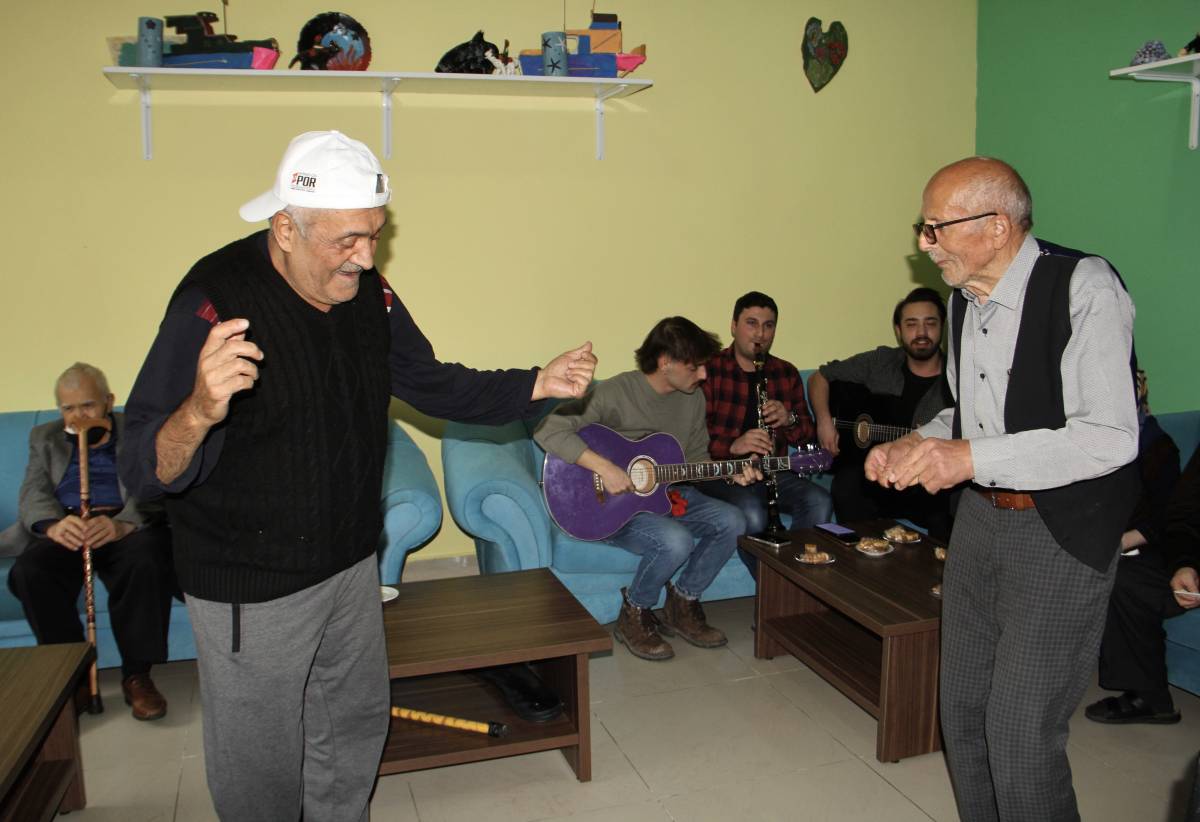 Gençler çaldı, Ulu Çınarlar oynadı