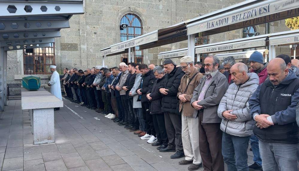 Kaza süsüyle eşini ve çocuğunu öldürdükten sonra intihar eden doktor Samsun'da toprağa verildi
