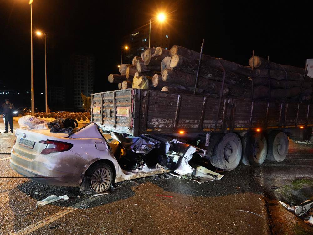 Otomobil tırın dorsesinin altında girdi: 1 ölü, 2 ağır yaralı
