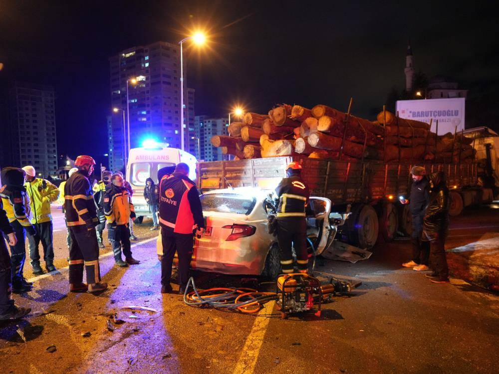Otomobil tırın dorsesinin altında girdi: 1 ölü, 2 ağır yaralı