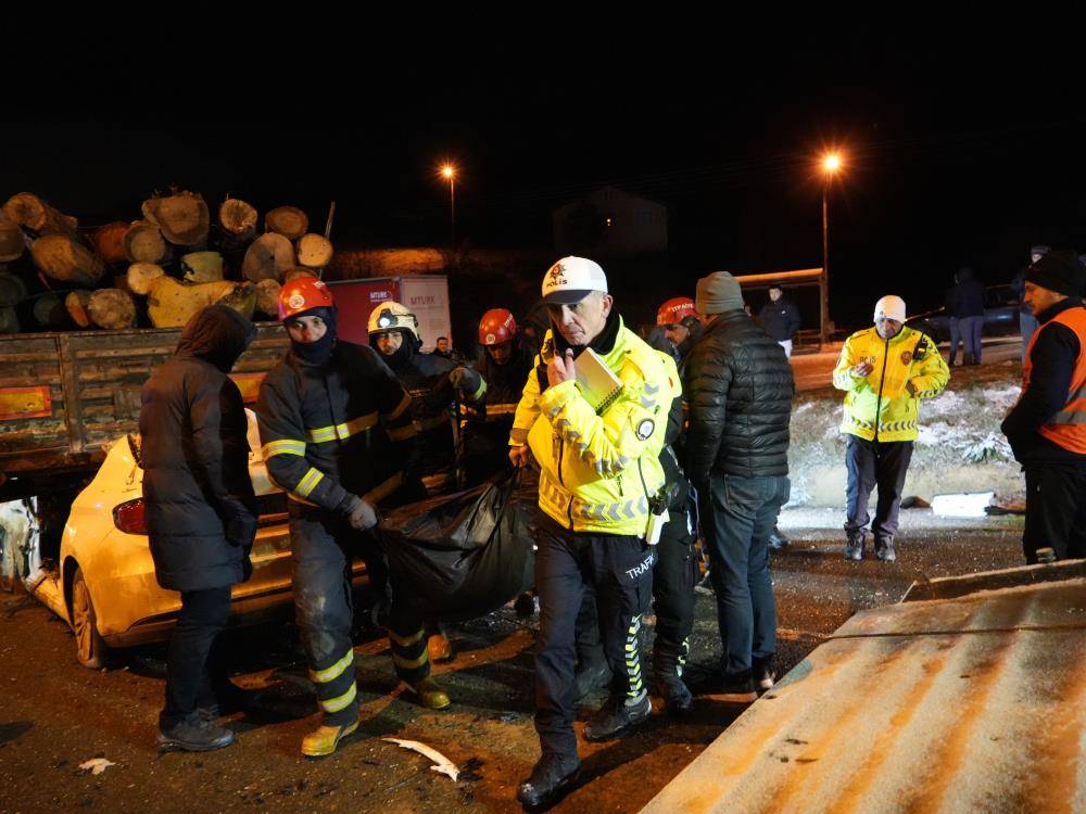 Otomobil tırın dorsesinin altında girdi: 1 ölü, 2 ağır yaralı